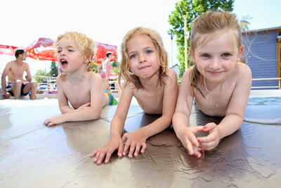 Bild vergr&ouml;&szlig;ern: Im seichten Wasser des Kleinkinderbeckens haben auch die Kleinsten Spa&szlig;!