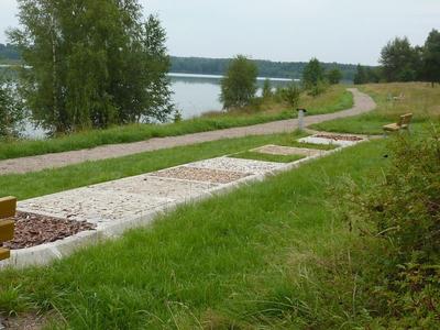 Bild vergr&ouml;&szlig;ern: Der Barfu&szlig;pfad am Murner See.