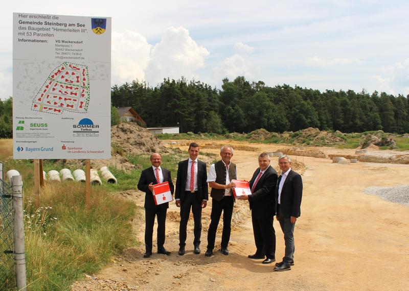 Sparkasse und B&uuml;rgermeister beim Gespr&auml;ch &uuml;ber Sonderkonditionen f&uuml;r das Baugebiet "Hirmerleiten III"