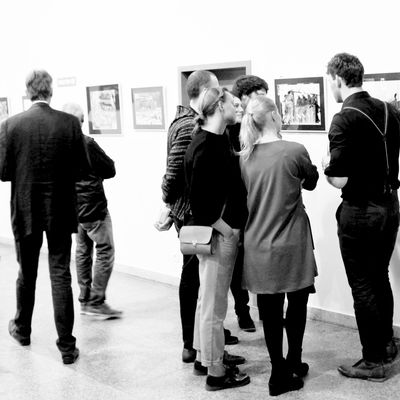 Bild vergr��ern: Rege Diskussion �ber die Bilder der Ausstellung von Gerhard G�tz und Konrad J�ger