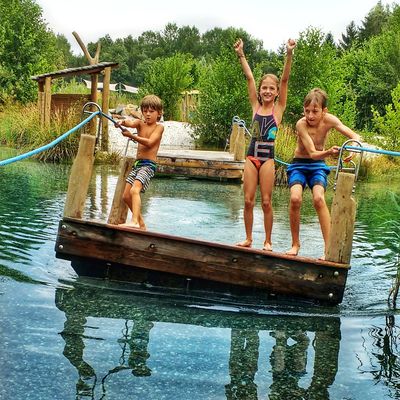 Bild vergr&ouml;&szlig;ern: Mit dem Flo&szlig; k&ouml;nnen Kinder vom einen Ufer an das andere Ufer &uuml;bersetzen.