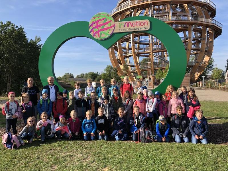 Wandertag der Grundschule Steinberg am See f&uuml;hrte dieses Jahr an die Erlebnisholzkugel