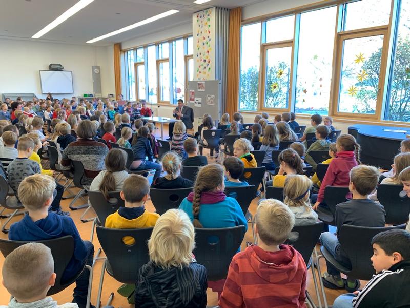 Vorlesetag an der Wackersdorfer Schule mit B&uuml;rgermeister Thomas Falter