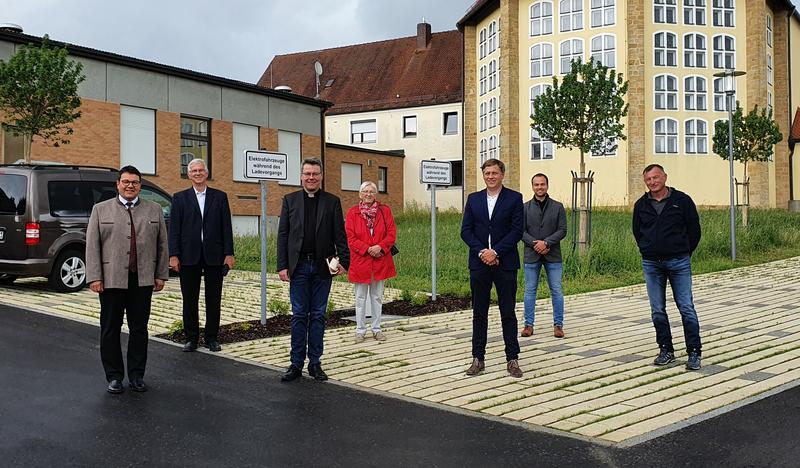 Drehkreuz in der neuen Ortsmitte: Kirchenparkplatz eingeweiht