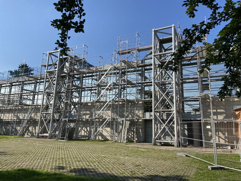 Sporthalle Wackersdorf mit Ger&uuml;st Hinteransicht