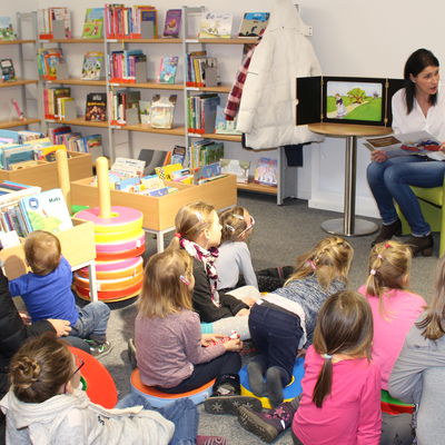 Bild vergr&ouml;&szlig;ern: Einmal im Monat findet im Mehrgenerationenhaus eine Vorlesestunde f&uuml;r Kinder statt.