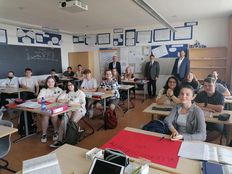 B&uuml;rgermeister besuchen besondere Klasse