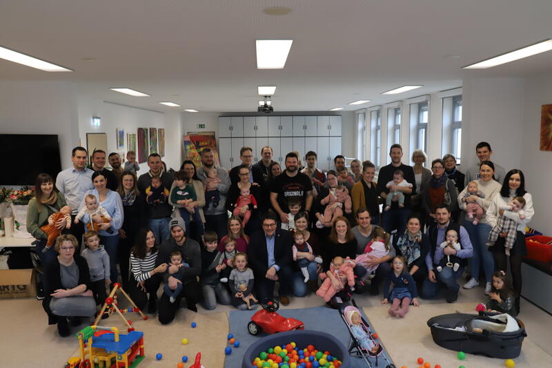 23 Babys und ein B&uuml;rgermeister