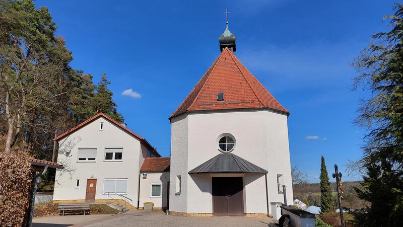 01 Geb&auml;ude Frontansicht