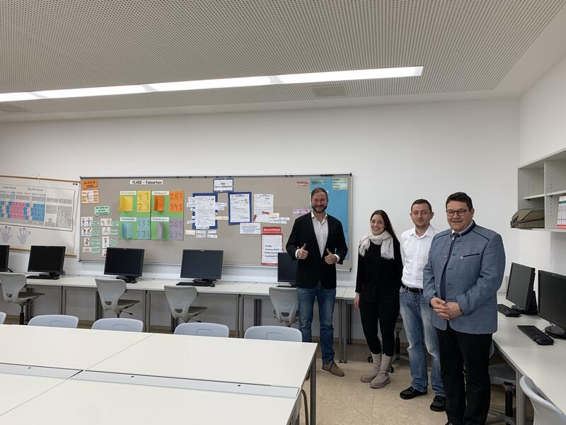 Spende von Possehl Electronics: Monitore f&uuml;r die Schule