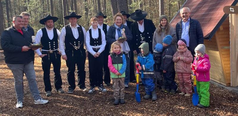 Danke f&uuml;r Spielhaus-Spende an Waldkindergarten 01