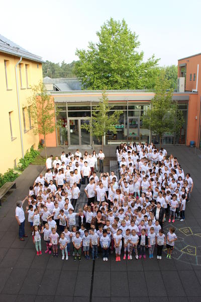 Bild vergr��ern: Innenhof der Grund- und Mittelschule Wackersdorf.