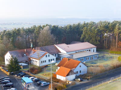Bild vergr��ern: Der Kindergarten Regenbogen in Wackersdorf. Noch nicht im Bild: der Anbau mit zwei Krippeneinheiten.