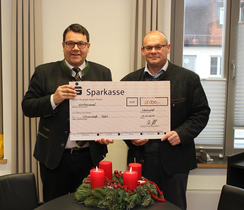 Spenden&uuml;bergabe an die Schwandorfer Tafel im Dezember 2017